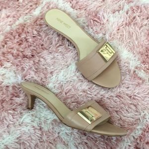 Nude sandal with kitten heel and gold accent